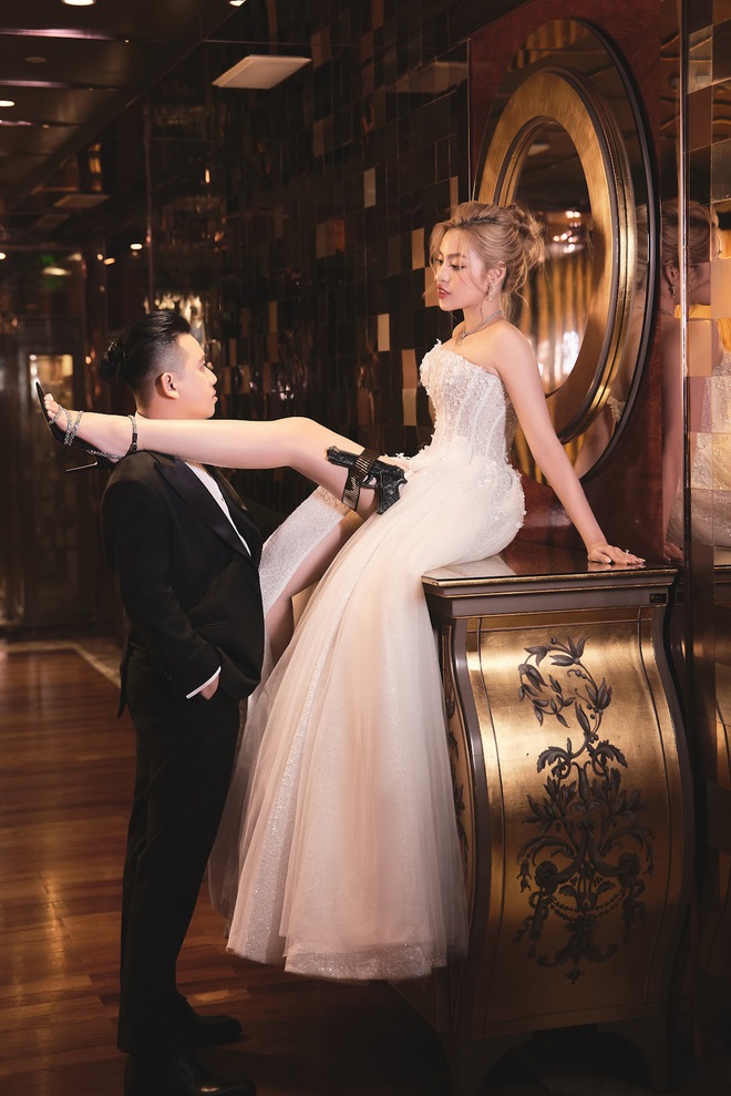 Bộ ảnh cưới "không giống ai" của "trứng rán" Trần Thanh Tâm và CEO: Nhiều tấm cô dâu bỗng hoá người khổng lồ- Ảnh 5. Bộ ảnh cưới "không giống ai" của "trứng rán" Trần Thanh Tâm và CEO: Nhiều tấm cô dâu bỗng hoá người khổng lồ- Ảnh 5.