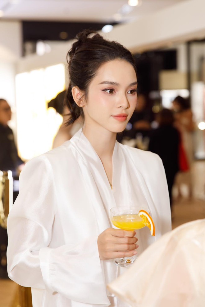 Mỹ nhân vừa vượt mặt Tiểu Vy “thừa nhận” phẫu thuật thẩm mỹ, chỉ đích danh bác sĩ của mình- Ảnh 2. Mỹ nhân vừa vượt mặt Tiểu Vy “thừa nhận” phẫu thuật thẩm mỹ, chỉ đích danh bác sĩ của mình- Ảnh 2.