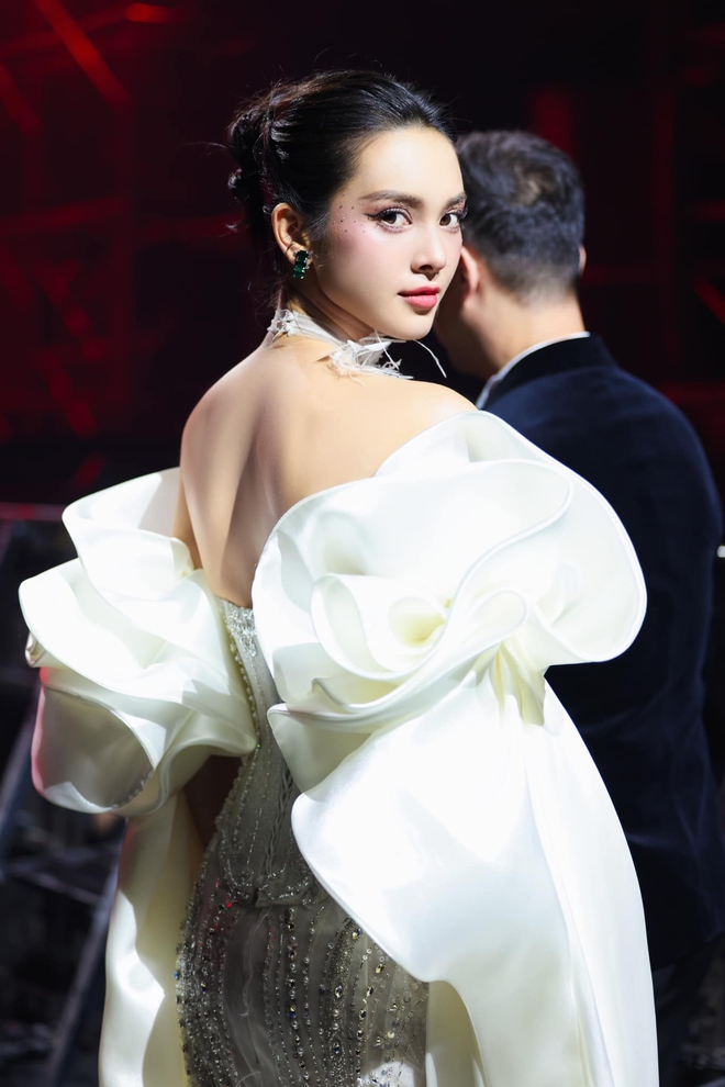 Mỹ nhân vừa vượt mặt Tiểu Vy “thừa nhận” phẫu thuật thẩm mỹ, chỉ đích danh bác sĩ của mình- Ảnh 1. Mỹ nhân vừa vượt mặt Tiểu Vy “thừa nhận” phẫu thuật thẩm mỹ, chỉ đích danh bác sĩ của mình- Ảnh 1.