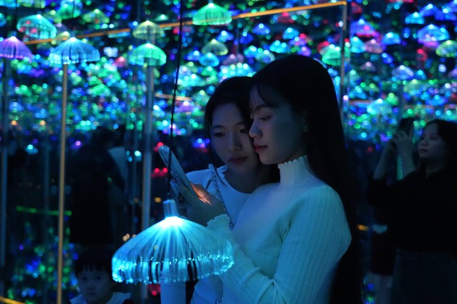 “Chen chân” tại nơi kỳ ảo bậc nhất Hà Nội lúc này: Đông đến mức AI cũng không xóa nổi người check-in!- Ảnh 16. “Chen chân” tại nơi kỳ ảo bậc nhất Hà Nội lúc này: Đông đến mức AI cũng không xóa nổi người check-in!- Ảnh 16.