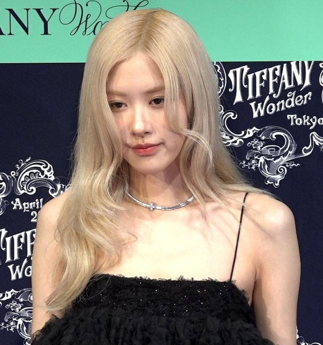 Rosé bị ép ăn cay đến phát khóc làm 1 nghi vấn bỗng rầm rộ quay trở lại- Ảnh 5. Rosé bị ép ăn cay đến phát khóc làm 1 nghi vấn bỗng rầm rộ quay trở lại- Ảnh 5.