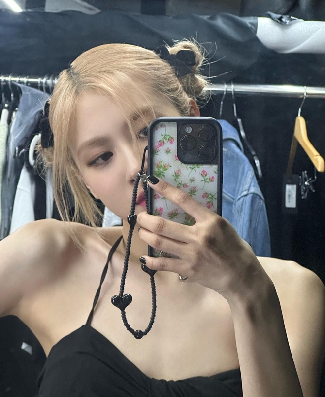 Rosé bị ép ăn cay đến phát khóc làm 1 nghi vấn bỗng rầm rộ quay trở lại- Ảnh 8. Rosé bị ép ăn cay đến phát khóc làm 1 nghi vấn bỗng rầm rộ quay trở lại- Ảnh 8.