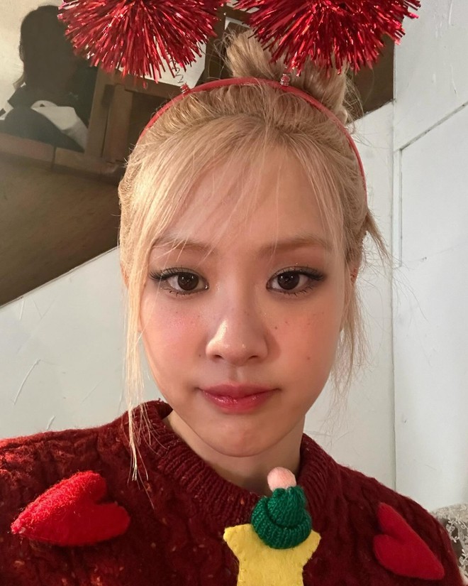 Rosé bị ép ăn cay đến phát khóc làm 1 nghi vấn bỗng rầm rộ quay trở lại- Ảnh 9. Rosé bị ép ăn cay đến phát khóc làm 1 nghi vấn bỗng rầm rộ quay trở lại- Ảnh 9.