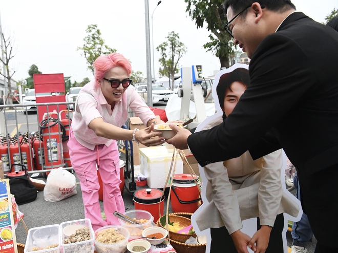 Tự Long, Tuấn Hưng tiết lộ chuyện thịt 500 con gà và cả đàn lợn đãi anh em, "tiểu phẩm ê hề" trước thềm concert- Ảnh 7.