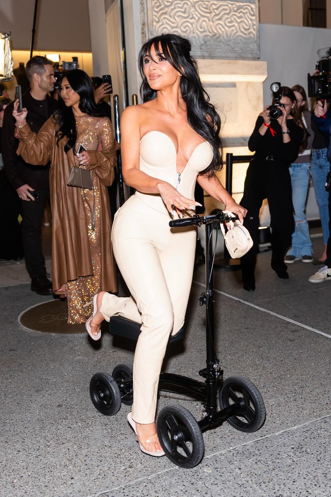 Nữ tỷ phú sexy nhất thế giới gãy một chân vẫn ngoan cố "slay" tới cùng khiến dân tình hoài nghi- Ảnh 1. Nữ tỷ phú sexy nhất thế giới gãy một chân vẫn ngoan cố "slay" tới cùng khiến dân tình hoài nghi- Ảnh 1.