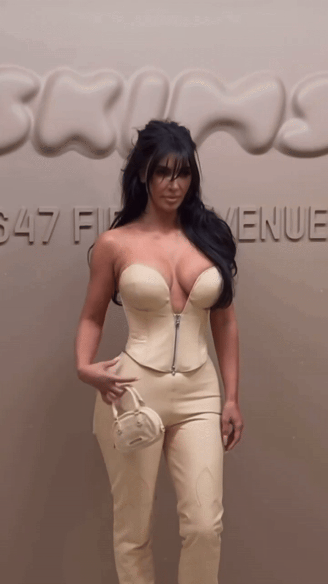 Nữ tỷ phú sexy nhất thế giới gãy một chân vẫn ngoan cố "slay" tới cùng khiến dân tình hoài nghi- Ảnh 6. Nữ tỷ phú sexy nhất thế giới gãy một chân vẫn ngoan cố "slay" tới cùng khiến dân tình hoài nghi- Ảnh 6.