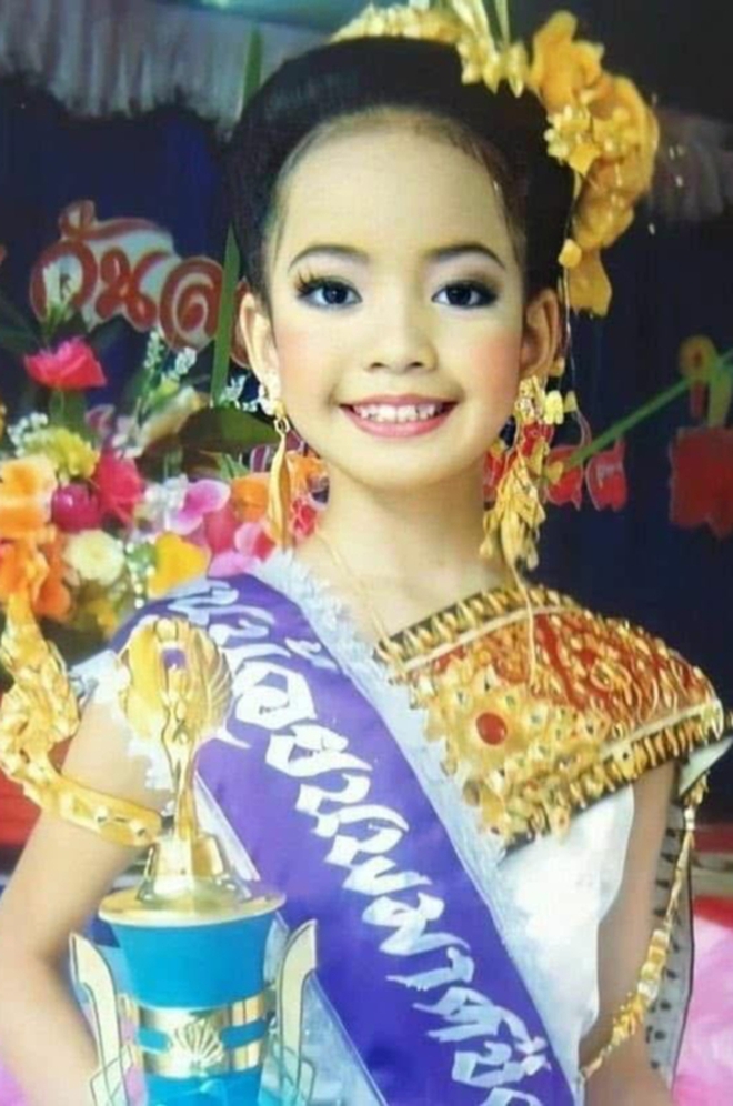 Lisa vừa lộ tạo hình con gái Thái, MXH đã xôn xao vì thấy y đúc 1 người cách đây 20 năm- Ảnh 4.