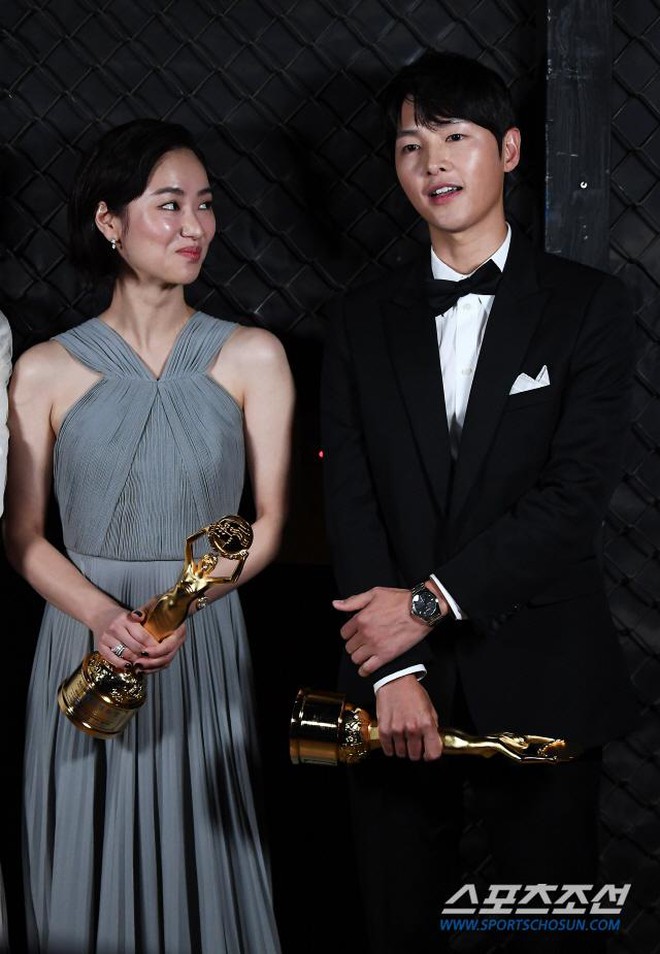 Vợ cũ lẫn "tình cũ" của Song Joong Ki chung khung hình, visual tươi không cần tưới- Ảnh 14. Vợ cũ lẫn "tình cũ" của Song Joong Ki chung khung hình, visual tươi không cần tưới- Ảnh 14.