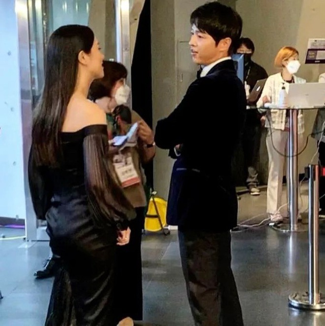 Vợ cũ lẫn "tình cũ" của Song Joong Ki chung khung hình, visual tươi không cần tưới- Ảnh 15. Vợ cũ lẫn "tình cũ" của Song Joong Ki chung khung hình, visual tươi không cần tưới- Ảnh 15.