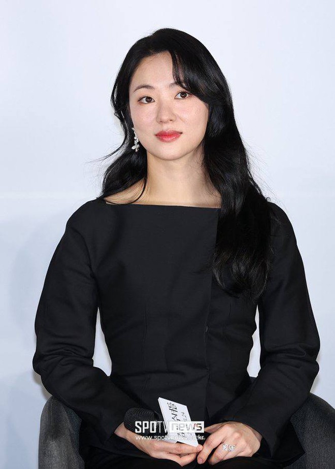 Vợ cũ lẫn "tình cũ" của Song Joong Ki chung khung hình, visual tươi không cần tưới- Ảnh 6. Vợ cũ lẫn "tình cũ" của Song Joong Ki chung khung hình, visual tươi không cần tưới- Ảnh 6.
