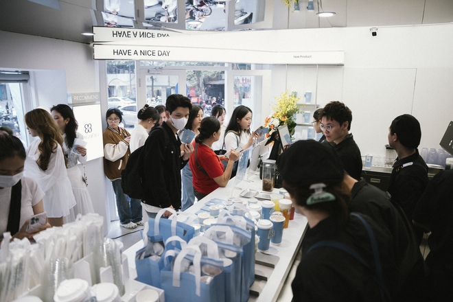 Founder trà sữa Bông Biêng: “Màu sắc của thương hiệu được lấy cảm hứng từ Jacquemus, nhưng được điều chỉnh hợp thị hiếu khách Việt”- Ảnh 4. Founder trà sữa Bông Biêng: “Màu sắc của thương hiệu được lấy cảm hứng từ Jacquemus, nhưng được điều chỉnh hợp thị hiếu khách Việt”- Ảnh 4.