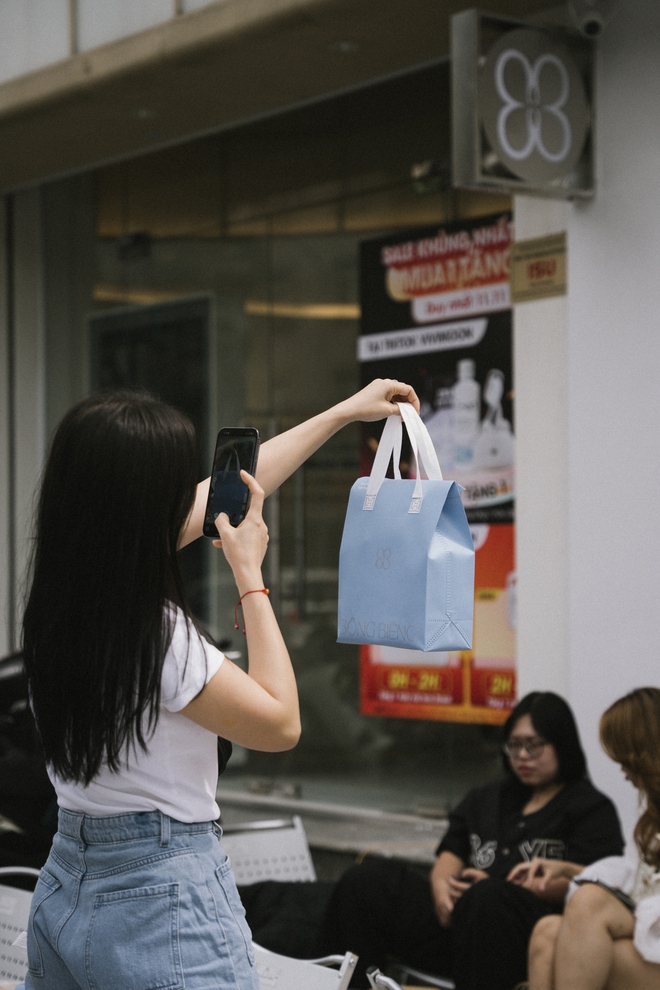 Founder trà sữa Bông Biêng: “Màu sắc của thương hiệu được lấy cảm hứng từ Jacquemus, nhưng được điều chỉnh hợp thị hiếu khách Việt”- Ảnh 15. Founder trà sữa Bông Biêng: “Màu sắc của thương hiệu được lấy cảm hứng từ Jacquemus, nhưng được điều chỉnh hợp thị hiếu khách Việt”- Ảnh 15.