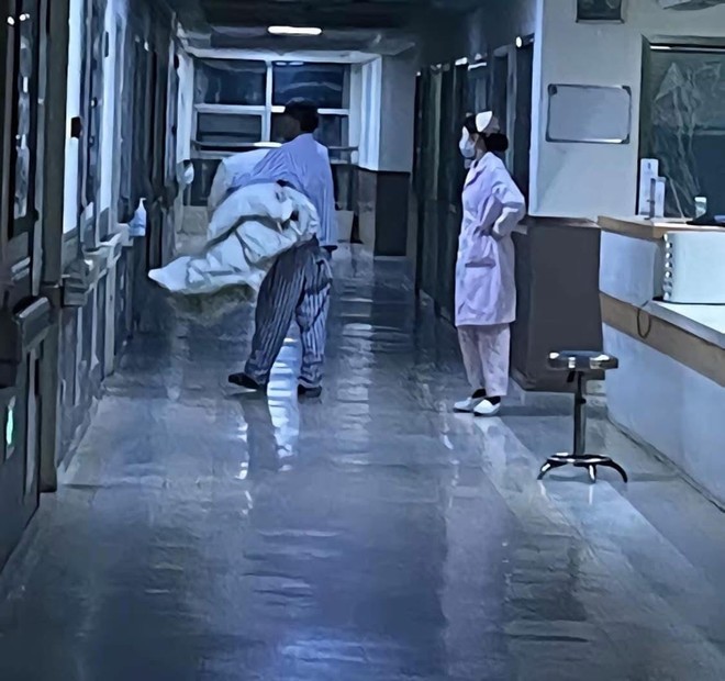 Cụ ông xuất hiện ở hành lang bệnh viện buổi tối, trên tay cầm 1 thứ khiến nữ y tá vừa thấy đã hốt hoảng- Ảnh 4.