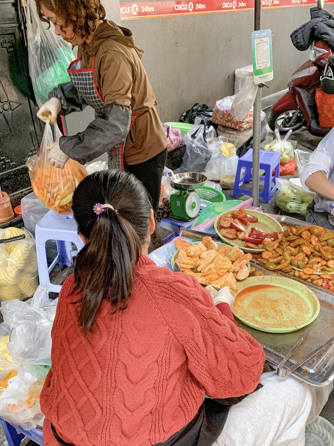 Hàng hoa quả dầm "hot nhất Hà Nội": Có gì hấp dẫn mà Tina Thảo Thi cũng hết lời khen ngợi?- Ảnh 1.
