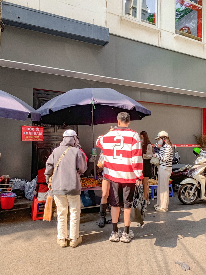 Hàng hoa quả dầm "hot nhất Hà Nội": Có gì hấp dẫn mà Tina Thảo Thi cũng hết lời khen ngợi?- Ảnh 2.