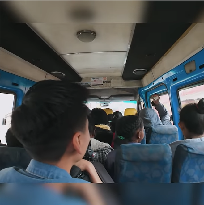 Khoai Lang Thang bị chèn ép: Trải nghiệm đi xe buýt ở châu Phi khiến người xem cũng mệt theo- Ảnh 3. Khoai Lang Thang bị chèn ép: Trải nghiệm đi xe buýt ở châu Phi khiến người xem cũng mệt theo- Ảnh 3.