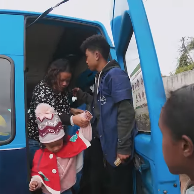 Khoai Lang Thang bị chèn ép: Trải nghiệm đi xe buýt ở châu Phi khiến người xem cũng mệt theo- Ảnh 4. Khoai Lang Thang bị chèn ép: Trải nghiệm đi xe buýt ở châu Phi khiến người xem cũng mệt theo- Ảnh 4.