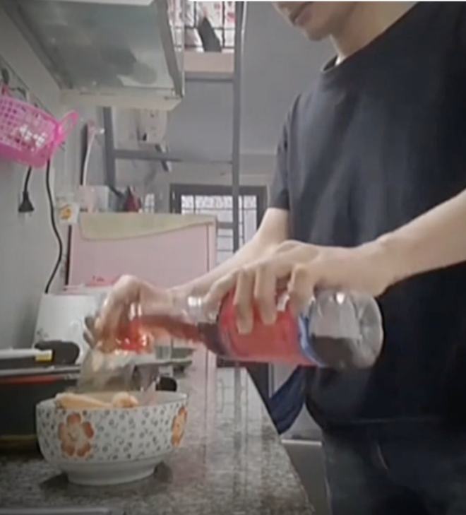 Quá "cuồng" Lê Tuấn Khang, 1 fan bất ngờ phát hiện thói quen "chấn động" của nam TikToker mỗi khi nấu ăn- Ảnh 2. Quá "cuồng" Lê Tuấn Khang, 1 fan bất ngờ phát hiện thói quen "chấn động" của nam TikToker mỗi khi nấu ăn- Ảnh 2.