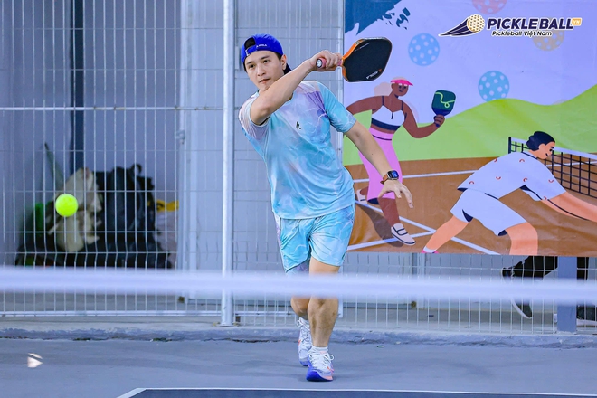 Diễn viên Huỳnh Anh và vợ MC hơn 6 tuổi chơi pickleball, hết hot trend vẫn lên sân "phẩy vợt" đều- Ảnh 3. Diễn viên Huỳnh Anh và vợ MC hơn 6 tuổi chơi pickleball, hết hot trend vẫn lên sân "phẩy vợt" đều- Ảnh 3.