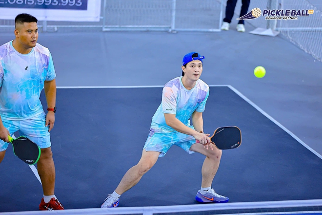 Diễn viên Huỳnh Anh và vợ MC hơn 6 tuổi chơi pickleball, hết hot trend vẫn lên sân "phẩy vợt" đều- Ảnh 2. Diễn viên Huỳnh Anh và vợ MC hơn 6 tuổi chơi pickleball, hết hot trend vẫn lên sân "phẩy vợt" đều- Ảnh 2.