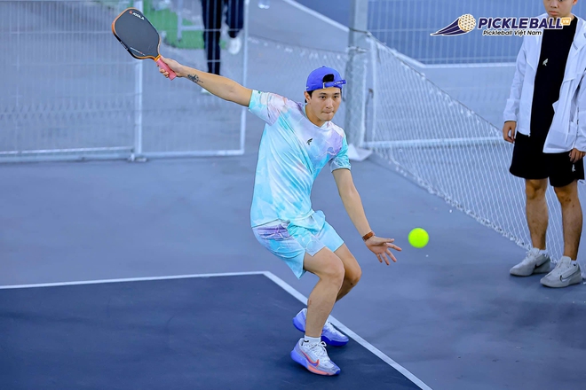Diễn viên Huỳnh Anh và vợ MC hơn 6 tuổi chơi pickleball, hết hot trend vẫn lên sân "phẩy vợt" đều- Ảnh 4. Diễn viên Huỳnh Anh và vợ MC hơn 6 tuổi chơi pickleball, hết hot trend vẫn lên sân "phẩy vợt" đều- Ảnh 4.