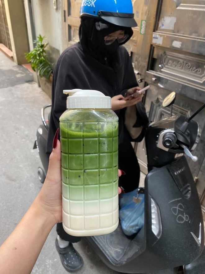 Matcha Latte 1 lít 3: "Hot trend" mới của giới trẻ Việt gây tranh cãi vì tiềm ẩn hệ lụy khó lường- Ảnh 1.