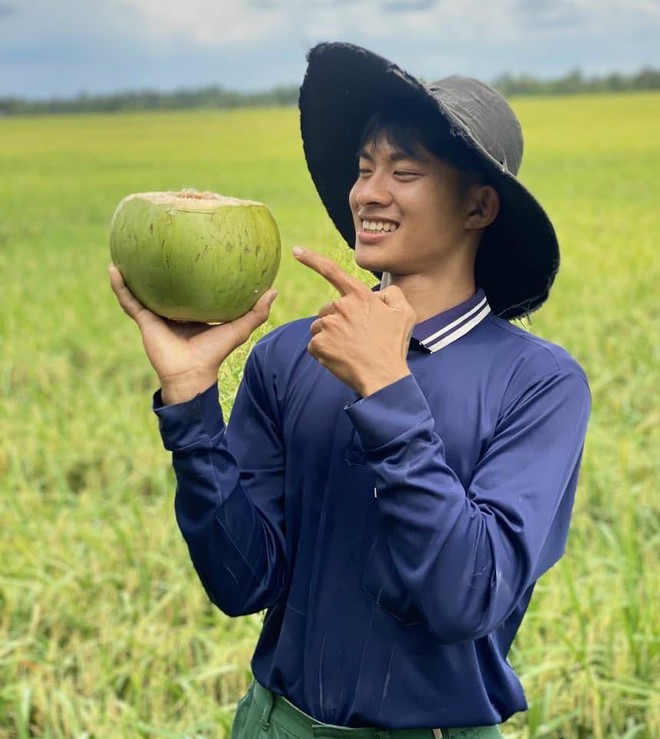 Bức ảnh hot hôm nay: Lê Tuấn Khang ngồi cạnh Lý Hải ở 1 nơi không ngờ- Ảnh 1. Bức ảnh hot hôm nay: Lê Tuấn Khang ngồi cạnh Lý Hải ở 1 nơi không ngờ- Ảnh 1.