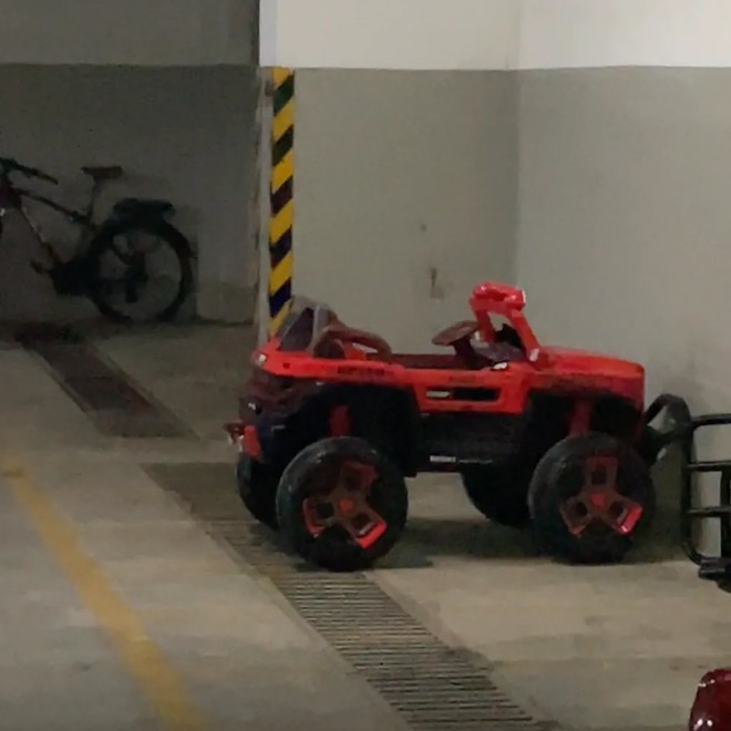 Bức ảnh "bãi đậu xe tự phát" của nhóm con nít ở hành lang khu chung cư tại sao khiến người lớn phải xấu hổ?- Ảnh 5. Bức ảnh "bãi đậu xe tự phát" của nhóm con nít ở hành lang khu chung cư tại sao khiến người lớn phải xấu hổ?- Ảnh 5.