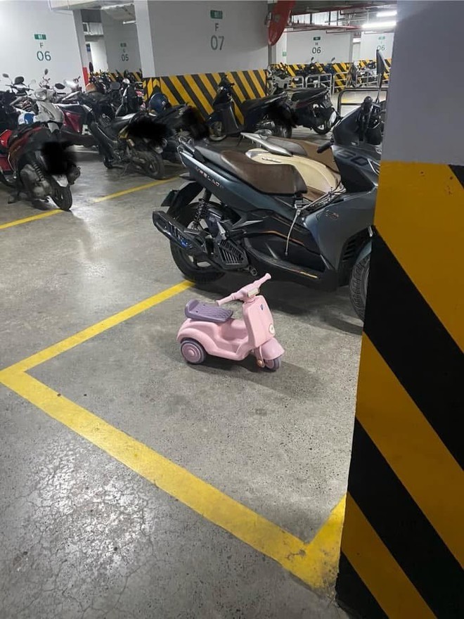 Bức ảnh "bãi đậu xe tự phát" của nhóm con nít ở hành lang khu chung cư tại sao khiến người lớn phải xấu hổ?- Ảnh 6. Bức ảnh "bãi đậu xe tự phát" của nhóm con nít ở hành lang khu chung cư tại sao khiến người lớn phải xấu hổ?- Ảnh 6.