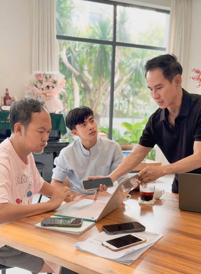 Bức ảnh hot hôm nay: Lê Tuấn Khang ngồi cạnh Lý Hải ở 1 nơi không ngờ- Ảnh 4. Bức ảnh hot hôm nay: Lê Tuấn Khang ngồi cạnh Lý Hải ở 1 nơi không ngờ- Ảnh 4.