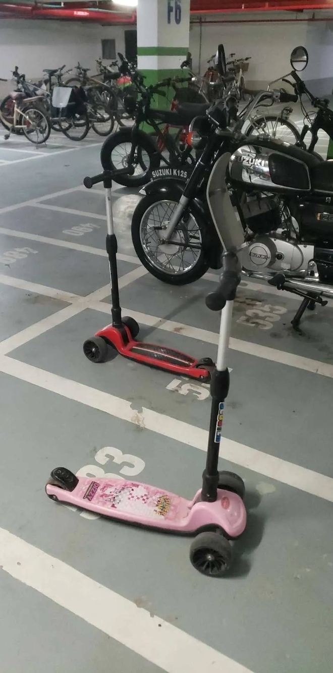 Bức ảnh "bãi đậu xe tự phát" của nhóm con nít ở hành lang khu chung cư tại sao khiến người lớn phải xấu hổ?- Ảnh 4. Bức ảnh "bãi đậu xe tự phát" của nhóm con nít ở hành lang khu chung cư tại sao khiến người lớn phải xấu hổ?- Ảnh 4.