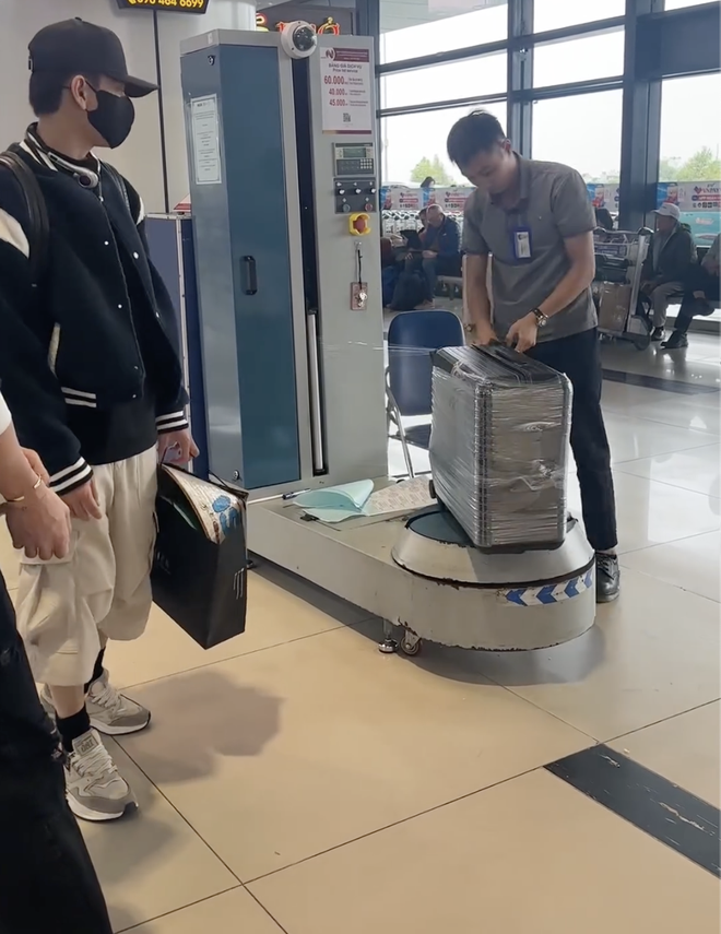 1 Anh Trai Say Hi “phá” đồ hiệu gần 30 triệu chỉ để nói yêu 1 người- Ảnh 4. 1 Anh Trai Say Hi “phá” đồ hiệu gần 30 triệu chỉ để nói yêu 1 người- Ảnh 4.