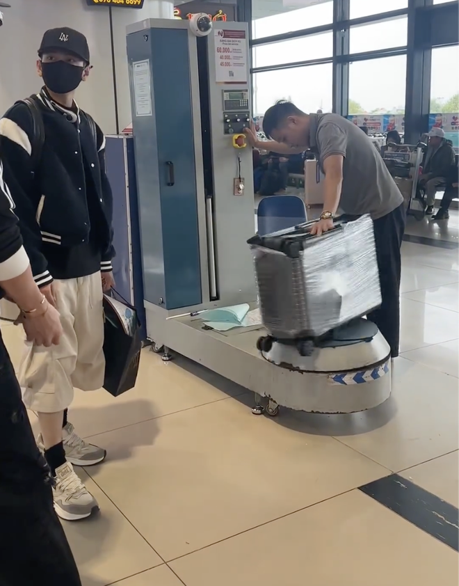 1 Anh Trai Say Hi “phá” đồ hiệu gần 30 triệu chỉ để nói yêu 1 người- Ảnh 5. 1 Anh Trai Say Hi “phá” đồ hiệu gần 30 triệu chỉ để nói yêu 1 người- Ảnh 5.