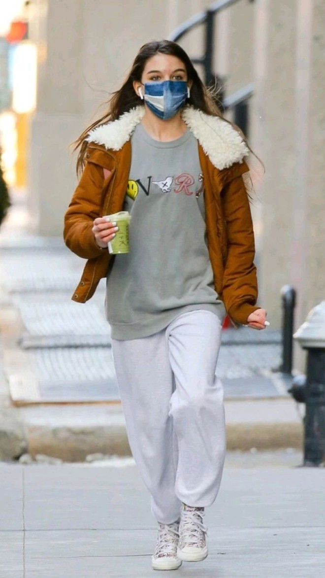 Thời trang của 2 thiếu nữ nhà Tom Cruise và Brad Pitt: Mỗi nàng 1 vẻ nhưng cùng ưu ái các item cơ bản này- Ảnh 12. Thời trang của 2 thiếu nữ nhà Tom Cruise và Brad Pitt: Mỗi nàng 1 vẻ nhưng cùng ưu ái các item cơ bản này- Ảnh 12.