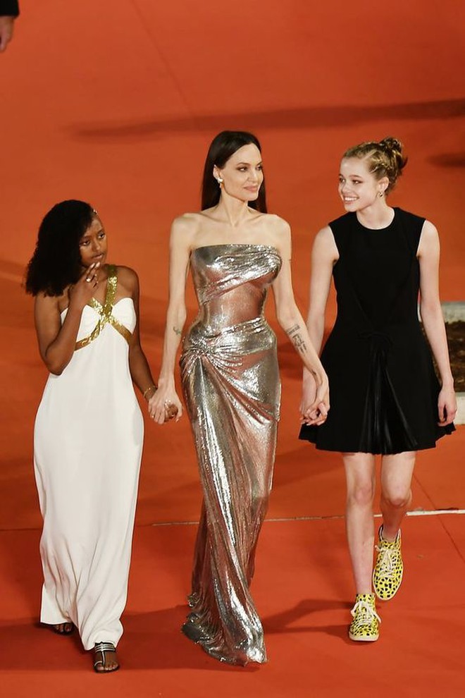 Thời trang của 2 thiếu nữ nhà Tom Cruise và Brad Pitt: Mỗi nàng 1 vẻ nhưng cùng ưu ái các item cơ bản này- Ảnh 8. Thời trang của 2 thiếu nữ nhà Tom Cruise và Brad Pitt: Mỗi nàng 1 vẻ nhưng cùng ưu ái các item cơ bản này- Ảnh 8.