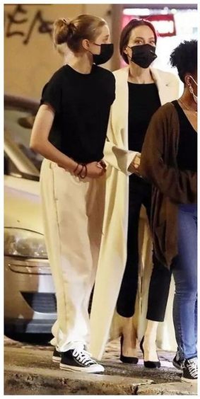 Thời trang của 2 thiếu nữ nhà Tom Cruise và Brad Pitt: Mỗi nàng 1 vẻ nhưng cùng ưu ái các item cơ bản này- Ảnh 16. Thời trang của 2 thiếu nữ nhà Tom Cruise và Brad Pitt: Mỗi nàng 1 vẻ nhưng cùng ưu ái các item cơ bản này- Ảnh 16.