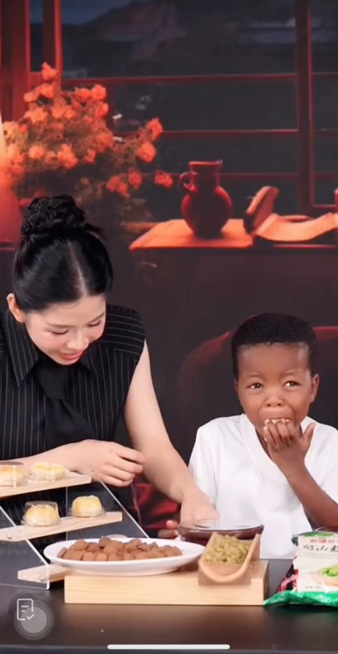 Lôi Con nhăn nhó khi ăn thử đồ ăn Hằng Du Mục bán khiến chính chủ lo phải "dẹp tiệm"- Ảnh 1. Lôi Con nhăn nhó khi ăn thử đồ ăn Hằng Du Mục bán khiến chính chủ lo phải "dẹp tiệm"- Ảnh 1.