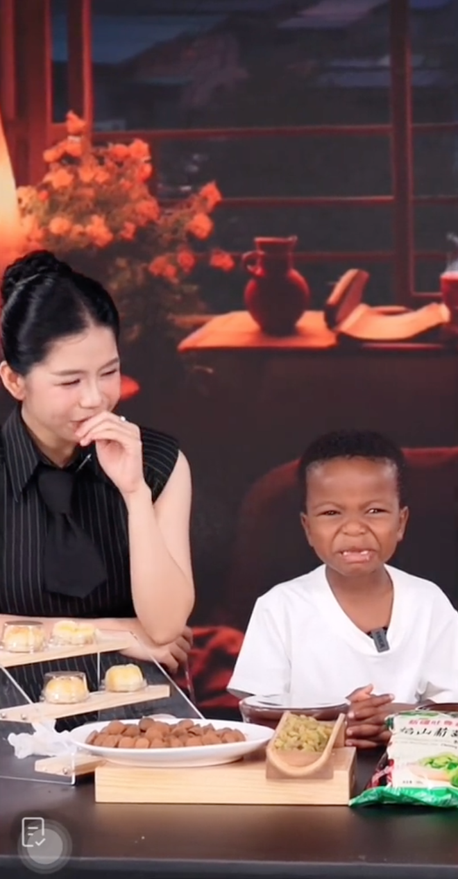 Lôi Con nhăn nhó khi ăn thử đồ ăn Hằng Du Mục bán khiến chính chủ lo phải "dẹp tiệm"- Ảnh 2. Lôi Con nhăn nhó khi ăn thử đồ ăn Hằng Du Mục bán khiến chính chủ lo phải "dẹp tiệm"- Ảnh 2.