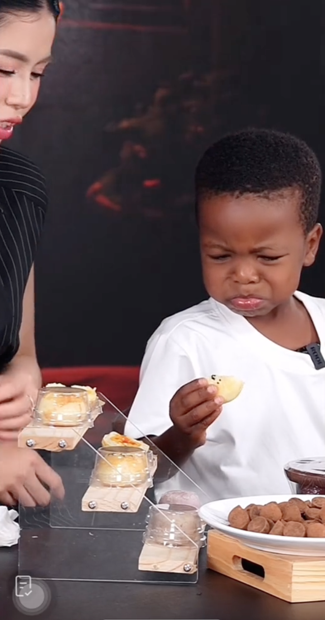 Lôi Con nhăn nhó khi ăn thử đồ ăn Hằng Du Mục bán khiến chính chủ lo phải "dẹp tiệm"- Ảnh 3. Lôi Con nhăn nhó khi ăn thử đồ ăn Hằng Du Mục bán khiến chính chủ lo phải "dẹp tiệm"- Ảnh 3.