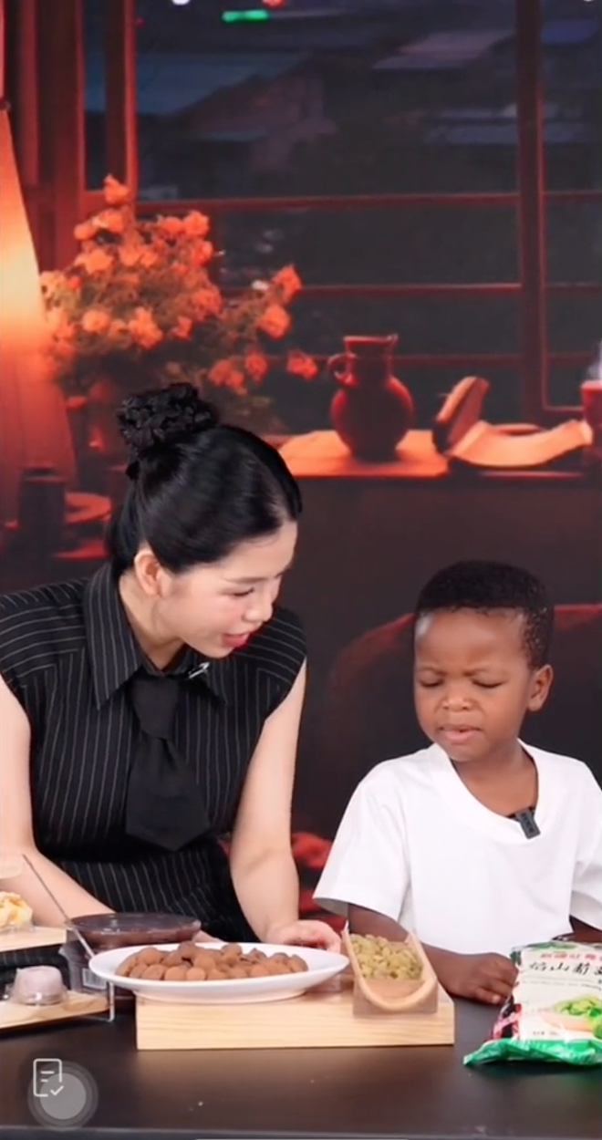 Lôi Con nhăn nhó khi ăn thử đồ ăn Hằng Du Mục bán khiến chính chủ lo phải "dẹp tiệm"- Ảnh 4. Lôi Con nhăn nhó khi ăn thử đồ ăn Hằng Du Mục bán khiến chính chủ lo phải "dẹp tiệm"- Ảnh 4.