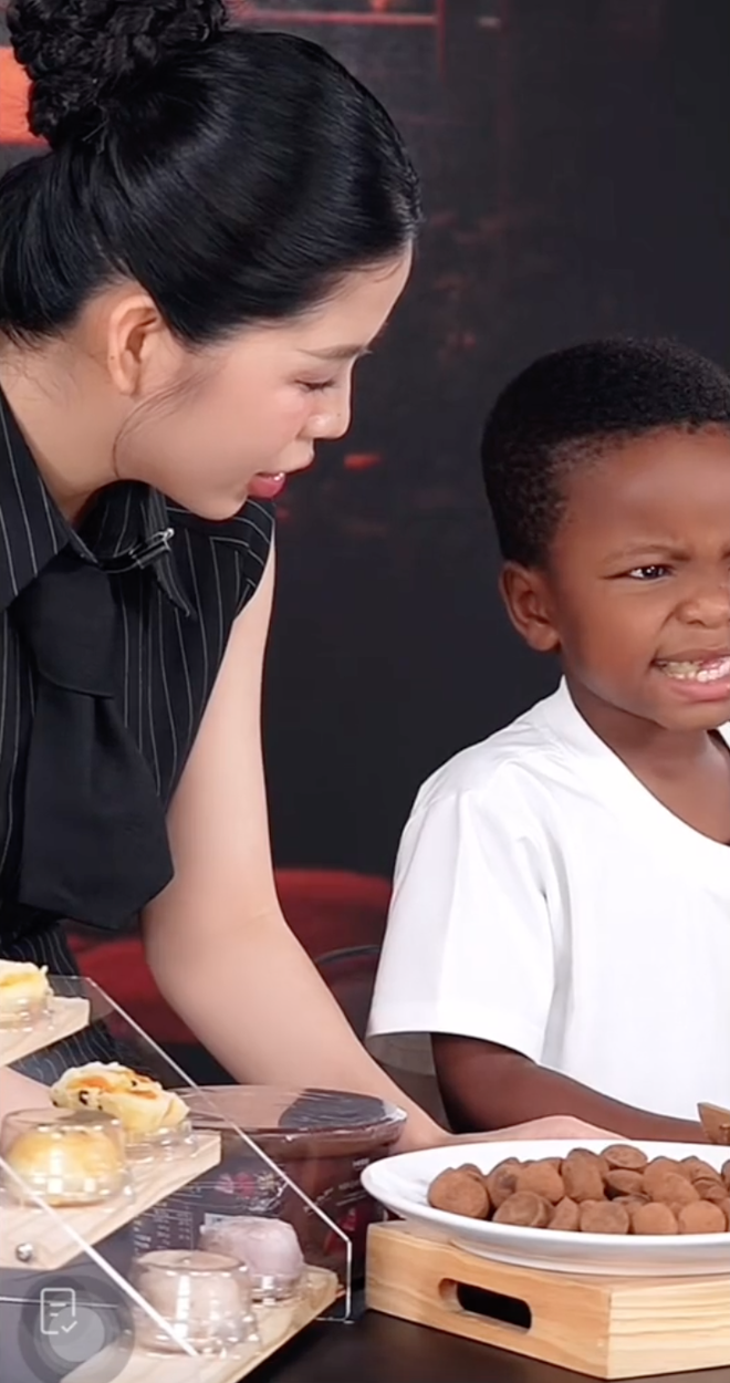 Lôi Con nhăn nhó khi ăn thử đồ ăn Hằng Du Mục bán khiến chính chủ lo phải "dẹp tiệm"- Ảnh 5. Lôi Con nhăn nhó khi ăn thử đồ ăn Hằng Du Mục bán khiến chính chủ lo phải "dẹp tiệm"- Ảnh 5.