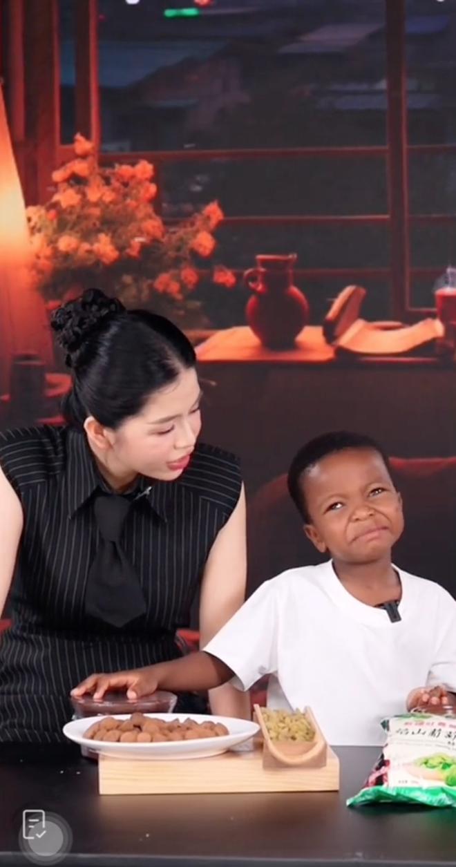 Lôi Con nhăn nhó khi ăn thử đồ ăn Hằng Du Mục bán khiến chính chủ lo phải "dẹp tiệm"- Ảnh 6. Lôi Con nhăn nhó khi ăn thử đồ ăn Hằng Du Mục bán khiến chính chủ lo phải "dẹp tiệm"- Ảnh 6.