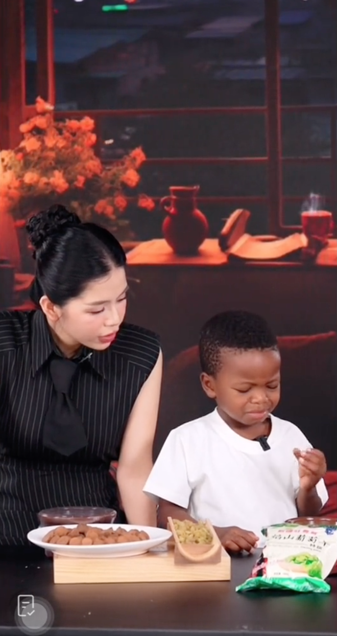 Lôi Con nhăn nhó khi ăn thử đồ ăn Hằng Du Mục bán khiến chính chủ lo phải "dẹp tiệm"- Ảnh 7. Lôi Con nhăn nhó khi ăn thử đồ ăn Hằng Du Mục bán khiến chính chủ lo phải "dẹp tiệm"- Ảnh 7.