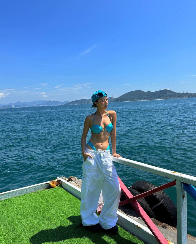 Quỳnh Anh Shyn diện bikini "tí hon" rất khét nhưng trông có vẻ hơi khó cử động nhỉ?- Ảnh 14. Quỳnh Anh Shyn diện bikini "tí hon" rất khét nhưng trông có vẻ hơi khó cử động nhỉ?- Ảnh 14.