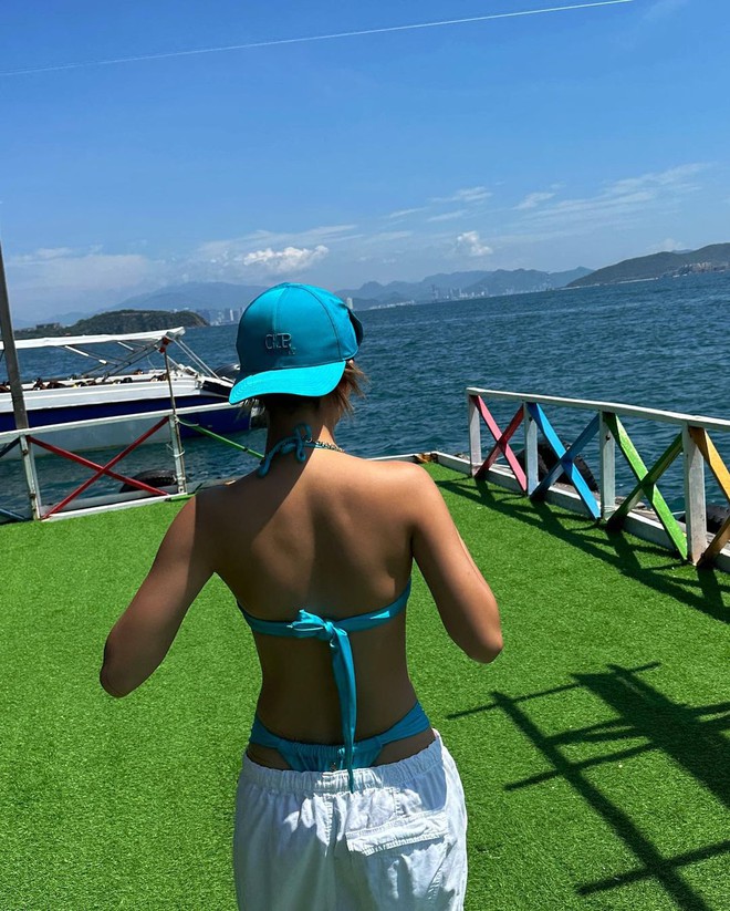 Quỳnh Anh Shyn diện bikini "tí hon" rất khét nhưng trông có vẻ hơi khó cử động nhỉ?- Ảnh 15. Quỳnh Anh Shyn diện bikini "tí hon" rất khét nhưng trông có vẻ hơi khó cử động nhỉ?- Ảnh 15.