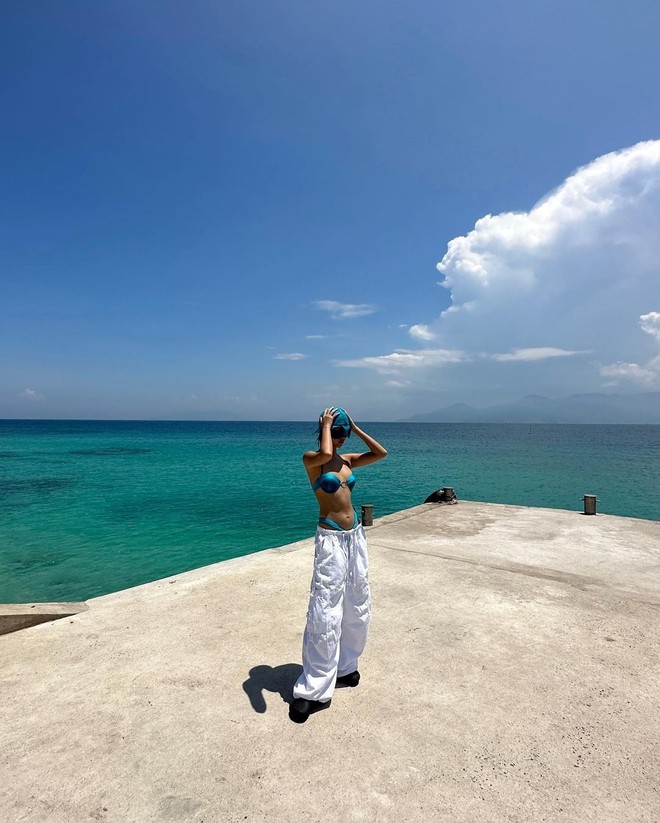 Quỳnh Anh Shyn diện bikini "tí hon" rất khét nhưng trông có vẻ hơi khó cử động nhỉ?- Ảnh 13. Quỳnh Anh Shyn diện bikini "tí hon" rất khét nhưng trông có vẻ hơi khó cử động nhỉ?- Ảnh 13.