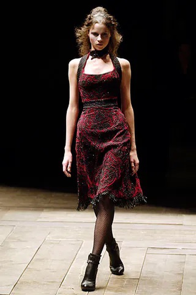 Amy Winhouse từng đốt chiếc váy giá hơn 380 triệu của Alexander McQueen trên lò than vì lý do này- Ảnh 10.