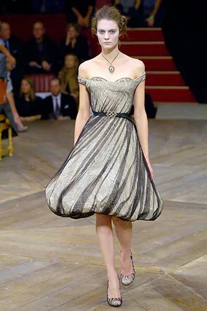 Amy Winhouse từng đốt chiếc váy giá hơn 380 triệu của Alexander McQueen trên lò than vì lý do này- Ảnh 7.