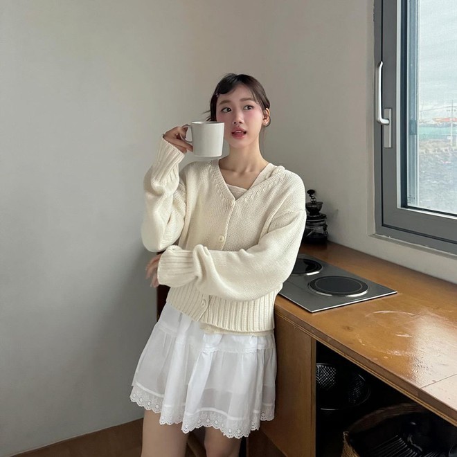 Mê mẩn "style bạn gái" của Meichan: Diện đồ bình dân mà siêu xinh siêu cuốn, có item giá chưa đến 100 "cành"- Ảnh 4. Mê mẩn "style bạn gái" của Meichan: Diện đồ bình dân mà siêu xinh siêu cuốn, có item giá chưa đến 100 "cành"- Ảnh 4.