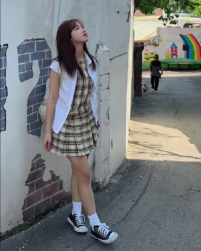 Mê mẩn "style bạn gái" của Meichan: Diện đồ bình dân mà siêu xinh siêu cuốn, có item giá chưa đến 100 "cành"- Ảnh 9. Mê mẩn "style bạn gái" của Meichan: Diện đồ bình dân mà siêu xinh siêu cuốn, có item giá chưa đến 100 "cành"- Ảnh 9.